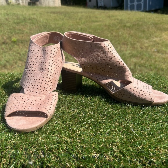 Kin Rodges Memory Foam, Size 8 1/2,pink suede heels, worn once - Picture 1 of 6